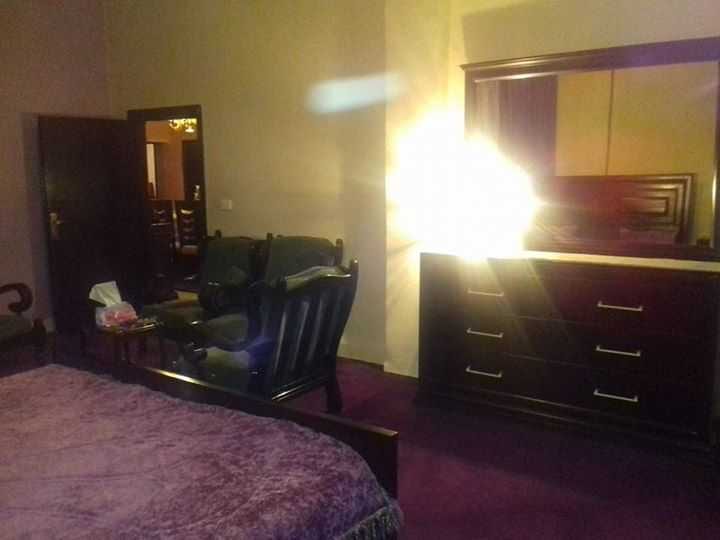 منزل للبيع بداعي السفر مكون من أربع غرف وثلاث صالات مع حمامين ومطبخ كما هو واضح بالصور مساحة البيت 180 متر مربع مع السطح الجانبي خاص بالبيت 125 متر الموقع الزرقاء قرب المحكمة الشرعية شارع نايف مقابل م...