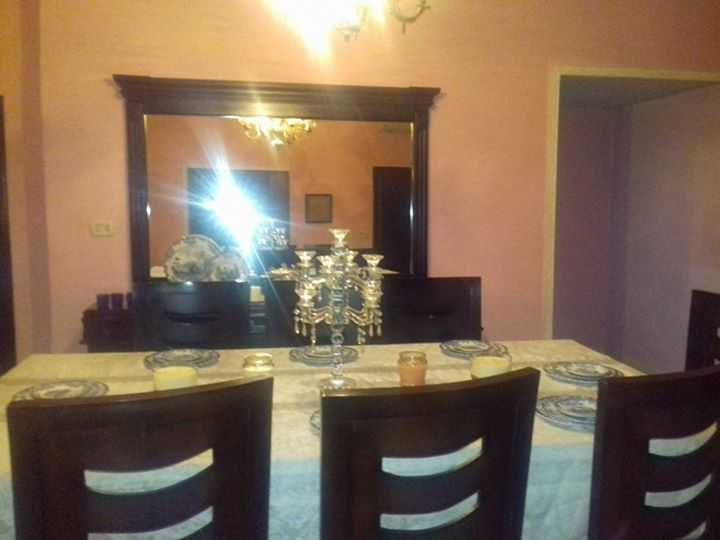 منزل للبيع بداعي السفر مكون من أربع غرف وثلاث صالات مع حمامين ومطبخ كما هو واضح بالصور مساحة البيت 180 متر مربع مع السطح الجانبي خاص بالبيت 125 متر الموقع الزرقاء قرب المحكمة الشرعية شارع نايف مقابل م...