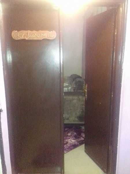 منزل للبيع بداعي السفر مكون من أربع غرف وثلاث صالات مع حمامين ومطبخ كما هو واضح بالصور مساحة البيت 180 متر مربع مع السطح الجانبي خاص بالبيت 125 متر الموقع الزرقاء قرب المحكمة الشرعية شارع نايف مقابل م...