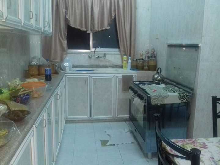 منزل للبيع بداعي السفر مكون من أربع غرف وثلاث صالات مع حمامين ومطبخ كما هو واضح بالصور مساحة البيت 180 متر مربع مع السطح الجانبي خاص بالبيت 125 متر الموقع الزرقاء قرب المحكمة الشرعية شارع نايف مقابل م...