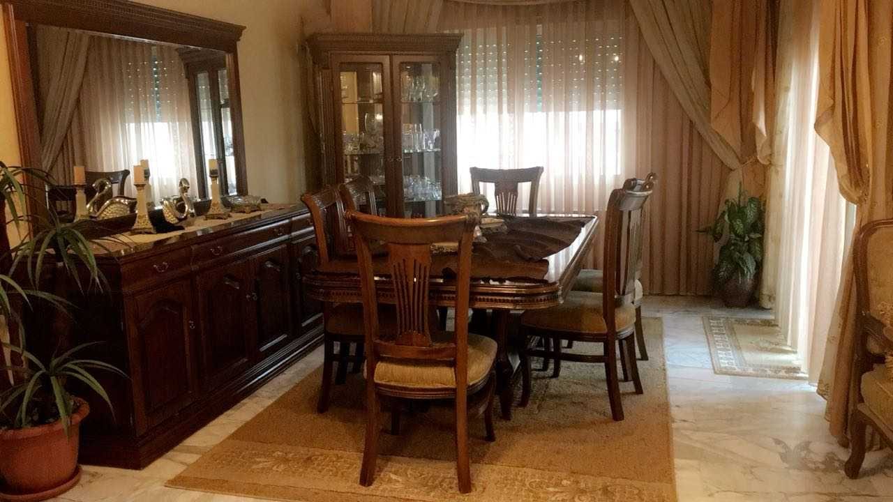 شقة للبيع في شميساني قرب مستشفى التخصصي ( 3 غرف واحدة ماستر - 3 حمامات - صالون - سفرة - معيشة - مطبخ راكب بلوط - مخزن - بلكونة - طابق ثالث - مساحة 207م- كراج - مستودع - تدفئة مركزية - مكيفات ) قرب ا...