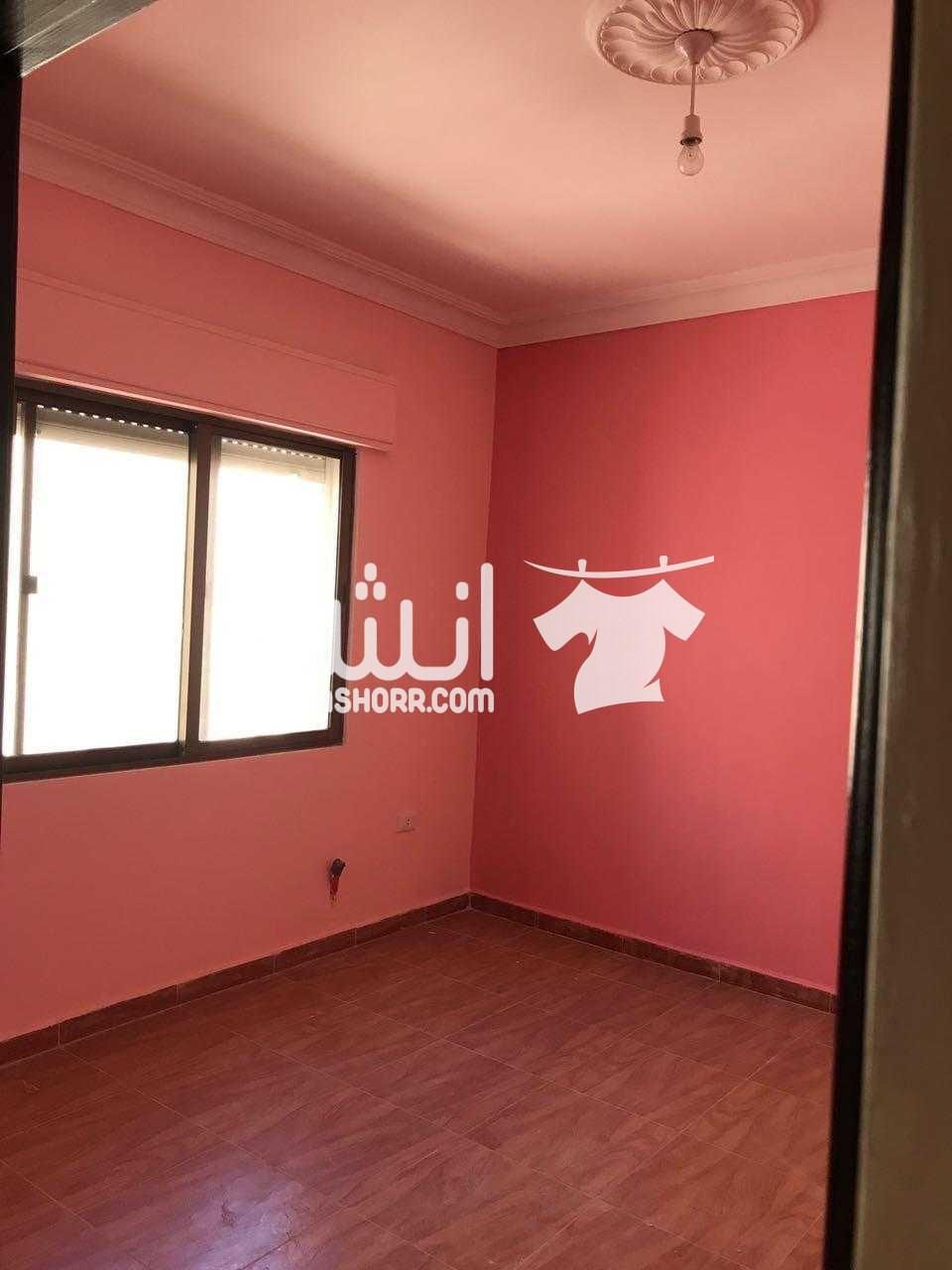 شقة فارغة للايجار مكونة من 3 غرف نوم في طبربور طابق أول، حمامين العنوان انزل من عند السهل الأخضر حتى تصل إلى دوار صغير ثم إذهب إلى اليمين واستمر إلى الأمام حتى ينتهي الشارع رقم العمارة 68 للاتصال مع...