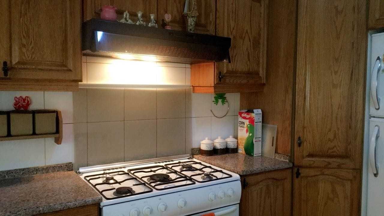 شقة للبيع في شميساني قرب مستشفى التخصصي ( 3 غرف واحدة ماستر - 3 حمامات - صالون - سفرة - معيشة - مطبخ راكب بلوط - مخزن - بلكونة - طابق ثالث - مساحة 207م- كراج - مستودع - تدفئة مركزية - مكيفات ) قرب ا...