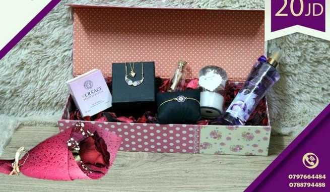 بكج هدايا للصبايا مميزز بتكون من اكسسوار مميز و عطر كوبي ون 30 مل و سبلاش للجسم و شمعه معطر منظر و انبوبه زجاجيه داخلها رساله بالاضافه لورده طبيعيه جوري و بوكس باشكال و الوان متنوعه و اكيد كيس هدايا ك...