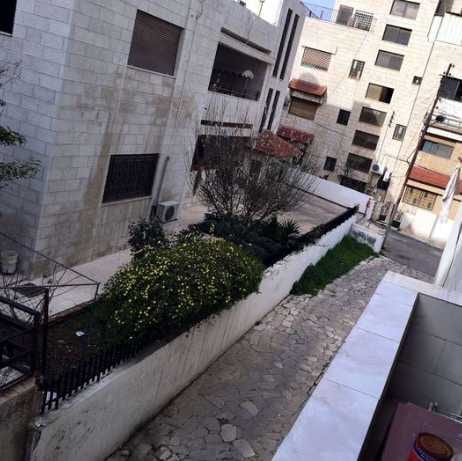 الحي: الجاردنز عدد الغرف: 3 عدد الحمامات: 2 الطابق: الطابق الأول عمر البناء: 10 - 19 سنوات مساحة البناء: 130 م٢ مفروش؟: ﻻ طريقة الدفع: كاش فقط مزايا إضافية : مصعدتدفئةبلكونةكراج