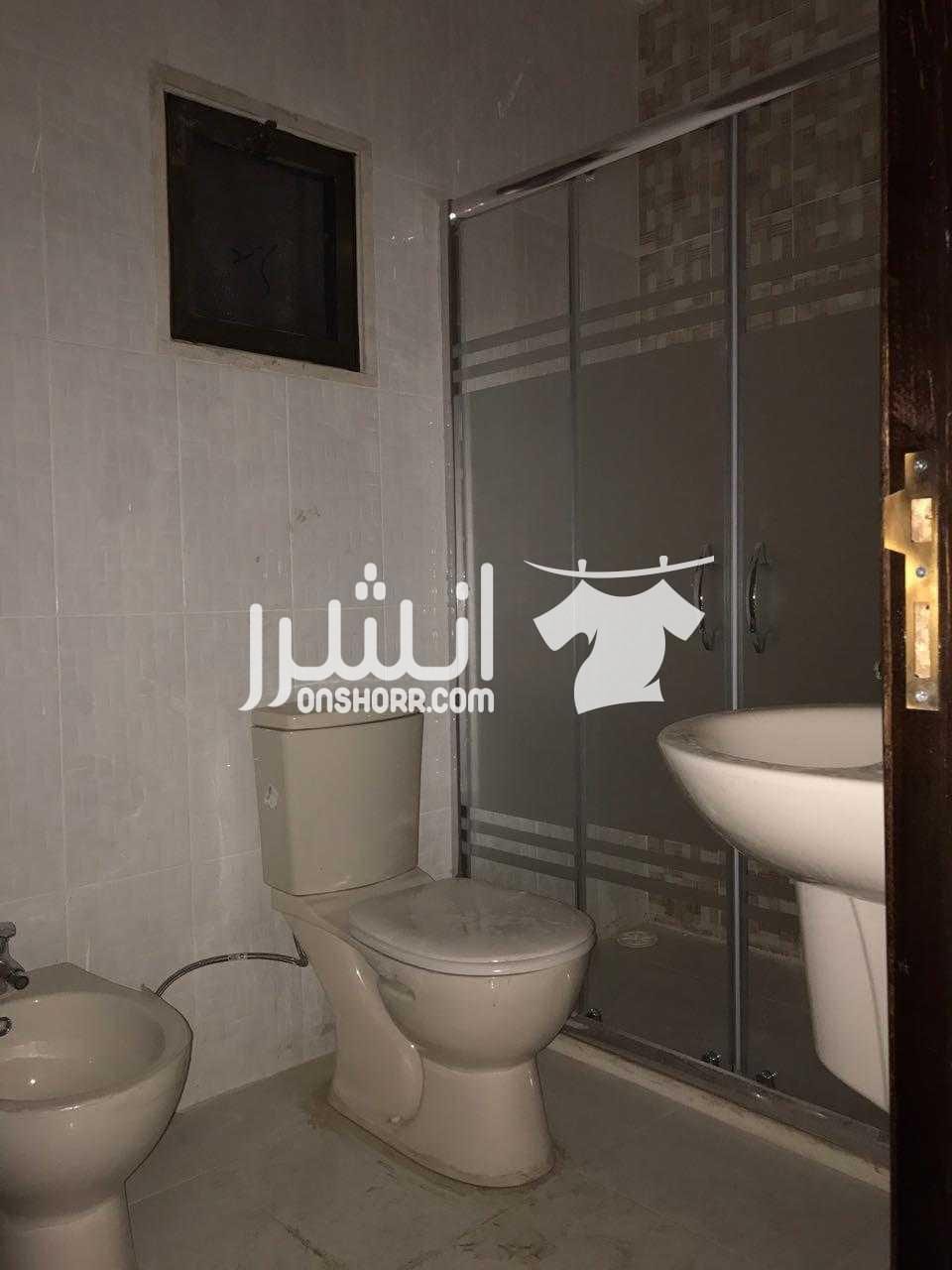 شقة فارغة للايجار مكونة من 3 غرف نوم في طبربور طابق أول، حمامين العنوان انزل من عند السهل الأخضر حتى تصل إلى دوار صغير ثم إذهب إلى اليمين واستمر إلى الأمام حتى ينتهي الشارع رقم العمارة 68 للاتصال مع...