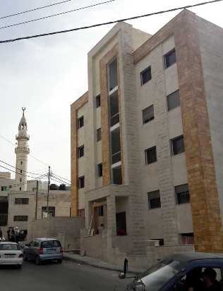 شقة للاستثمار مؤلفة من ثلاث استديوهات وكل استديو بمدخل مستقل عبارة عن غرفة نوم وصالة ومطبخ وحمام سوبر ديلوكس