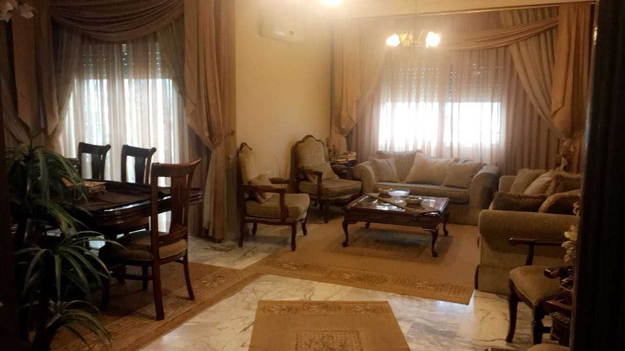 شقة للبيع في شميساني قرب مستشفى التخصصي ( 3 غرف واحدة ماستر - 3 حمامات - صالون - سفرة - معيشة - مطبخ راكب بلوط - مخزن - بلكونة - طابق ثالث - مساحة 207م- كراج - مستودع - تدفئة مركزية - مكيفات ) قرب ا...