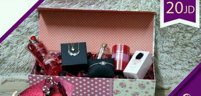 بكج هدايا للصبايا مميزز بتكون من اكسسوار مميز و عطر كوبي ون 30 مل و سبلاش للجسم و شمعه معطر منظر و انبوبه زجاجيه داخلها رساله بالاضافه لورده طبيعيه جوري و بوكس باشكال و الوان متنوعه و اكيد كيس هدايا ك...