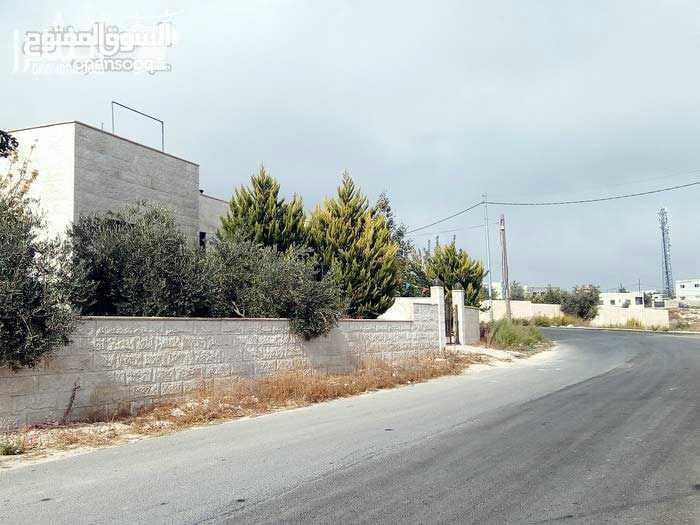 فيلا تشطيب ديلوكس ملبسة حجر من جميع الواجهات , غرفتين نوم و غرفة نوم ماستر مع حمام و جاكوزي داخل الحمام , غرفة معيشة مع برندة مغلقة , غرفة ضيوف مع سفرة وحمام مستقل , الفيلا مؤسسة لمصعد داخلي , ويوجد...
