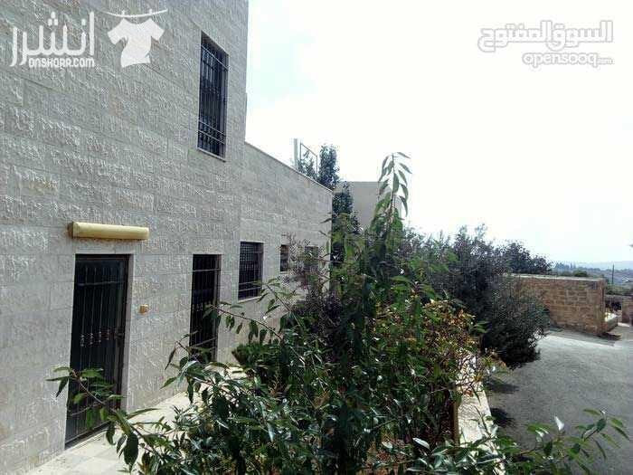 فيلا تشطيب ديلوكس ملبسة حجر من جميع الواجهات , غرفتين نوم و غرفة نوم ماستر مع حمام و جاكوزي داخل الحمام , غرفة معيشة مع برندة مغلقة , غرفة ضيوف مع سفرة وحمام مستقل , الفيلا مؤسسة لمصعد داخلي , ويوجد...