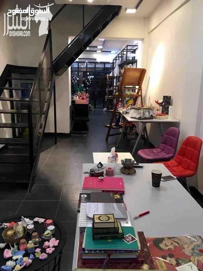 محل شوكولاته للبيع / خلو الموقع / الصويفيه / مقابل شارع الوكالات شارع حيوي جدا ويصلح لاي نشاط تجاري المساحه 90 متر المحل 45 متر وسده 45 متر المحل عباره عن معرض ومكتب وديكورات كامله وفيه مكيفات تو...
