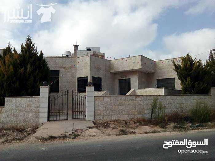 فيلا تشطيب ديلوكس ملبسة حجر من جميع الواجهات , غرفتين نوم و غرفة نوم ماستر مع حمام و جاكوزي داخل الحمام , غرفة معيشة مع برندة مغلقة , غرفة ضيوف مع سفرة وحمام مستقل , الفيلا مؤسسة لمصعد داخلي , ويوجد...