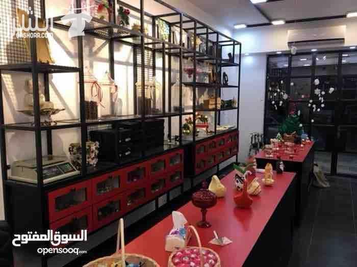 محل شوكولاته للبيع / خلو الموقع / الصويفيه / مقابل شارع الوكالات شارع حيوي جدا ويصلح لاي نشاط تجاري المساحه 90 متر المحل 45 متر وسده 45 متر المحل عباره عن معرض ومكتب وديكورات كامله وفيه مكيفات تو...