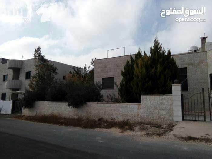 فيلا تشطيب ديلوكس ملبسة حجر من جميع الواجهات , غرفتين نوم و غرفة نوم ماستر مع حمام و جاكوزي داخل الحمام , غرفة معيشة مع برندة مغلقة , غرفة ضيوف مع سفرة وحمام مستقل , الفيلا مؤسسة لمصعد داخلي , ويوجد...