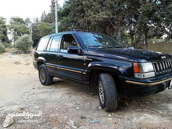جيب جراند شيروكي 1995 بحالة جيدة للبيع لون اسود كراسي لون بيج لو جير كراسي تحكم كهرباء و تحكم طارة حساس ريفيرس مراي عاكس اضوية كوشوك جديد زجاج وموري كهرباء شاشة اعطال وشاشة (للطقس +للبنزين +يعطي الم...