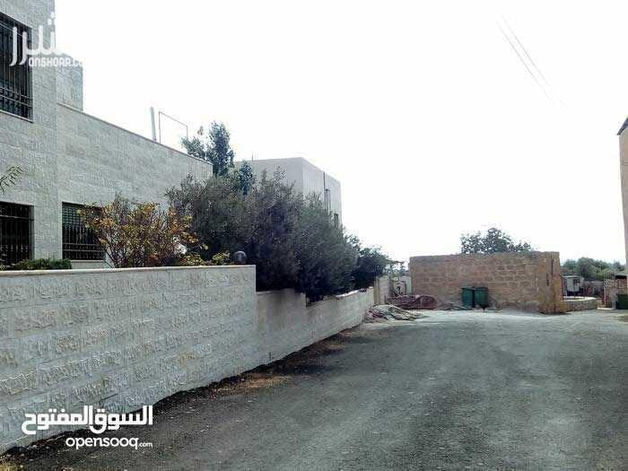 فيلا تشطيب ديلوكس ملبسة حجر من جميع الواجهات , غرفتين نوم و غرفة نوم ماستر مع حمام و جاكوزي داخل الحمام , غرفة معيشة مع برندة مغلقة , غرفة ضيوف مع سفرة وحمام مستقل , الفيلا مؤسسة لمصعد داخلي , ويوجد...