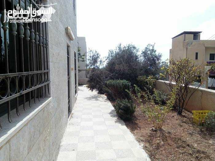 فيلا تشطيب ديلوكس ملبسة حجر من جميع الواجهات , غرفتين نوم و غرفة نوم ماستر مع حمام و جاكوزي داخل الحمام , غرفة معيشة مع برندة مغلقة , غرفة ضيوف مع سفرة وحمام مستقل , الفيلا مؤسسة لمصعد داخلي , ويوجد...