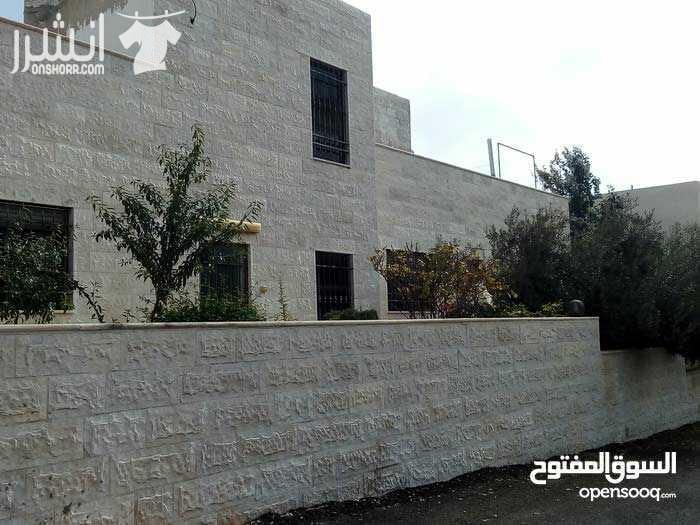 فيلا تشطيب ديلوكس ملبسة حجر من جميع الواجهات , غرفتين نوم و غرفة نوم ماستر مع حمام و جاكوزي داخل الحمام , غرفة معيشة مع برندة مغلقة , غرفة ضيوف مع سفرة وحمام مستقل , الفيلا مؤسسة لمصعد داخلي , ويوجد...
