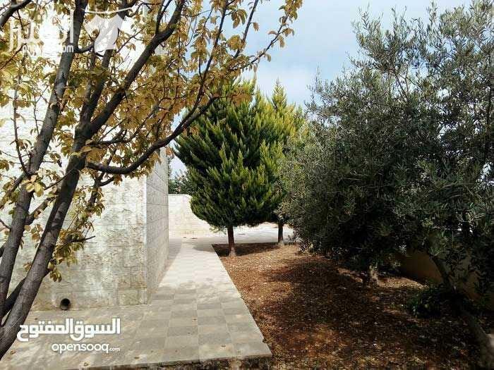 فيلا تشطيب ديلوكس ملبسة حجر من جميع الواجهات , غرفتين نوم و غرفة نوم ماستر مع حمام و جاكوزي داخل الحمام , غرفة معيشة مع برندة مغلقة , غرفة ضيوف مع سفرة وحمام مستقل , الفيلا مؤسسة لمصعد داخلي , ويوجد...