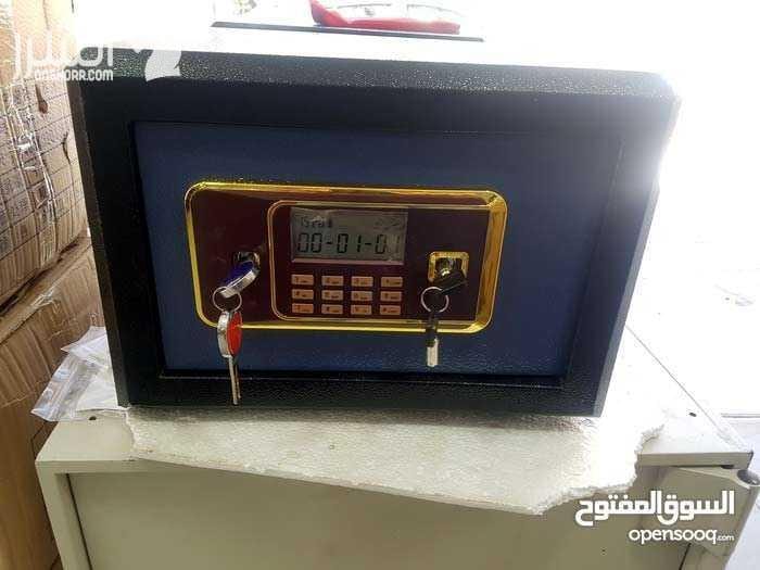 وصل حديثاً إلى الاردن وفقط عند شركة المتحدون لتجهيزات المكتبية والاكترونية قاصة وخزنة صغيرة المقاص وثقيلة الوزن الحجم 30k تعمل برقم سري ومفتاح ومعها مفتاحين ماستر وبها شاشة ديجتال لاظهار المدخل...
