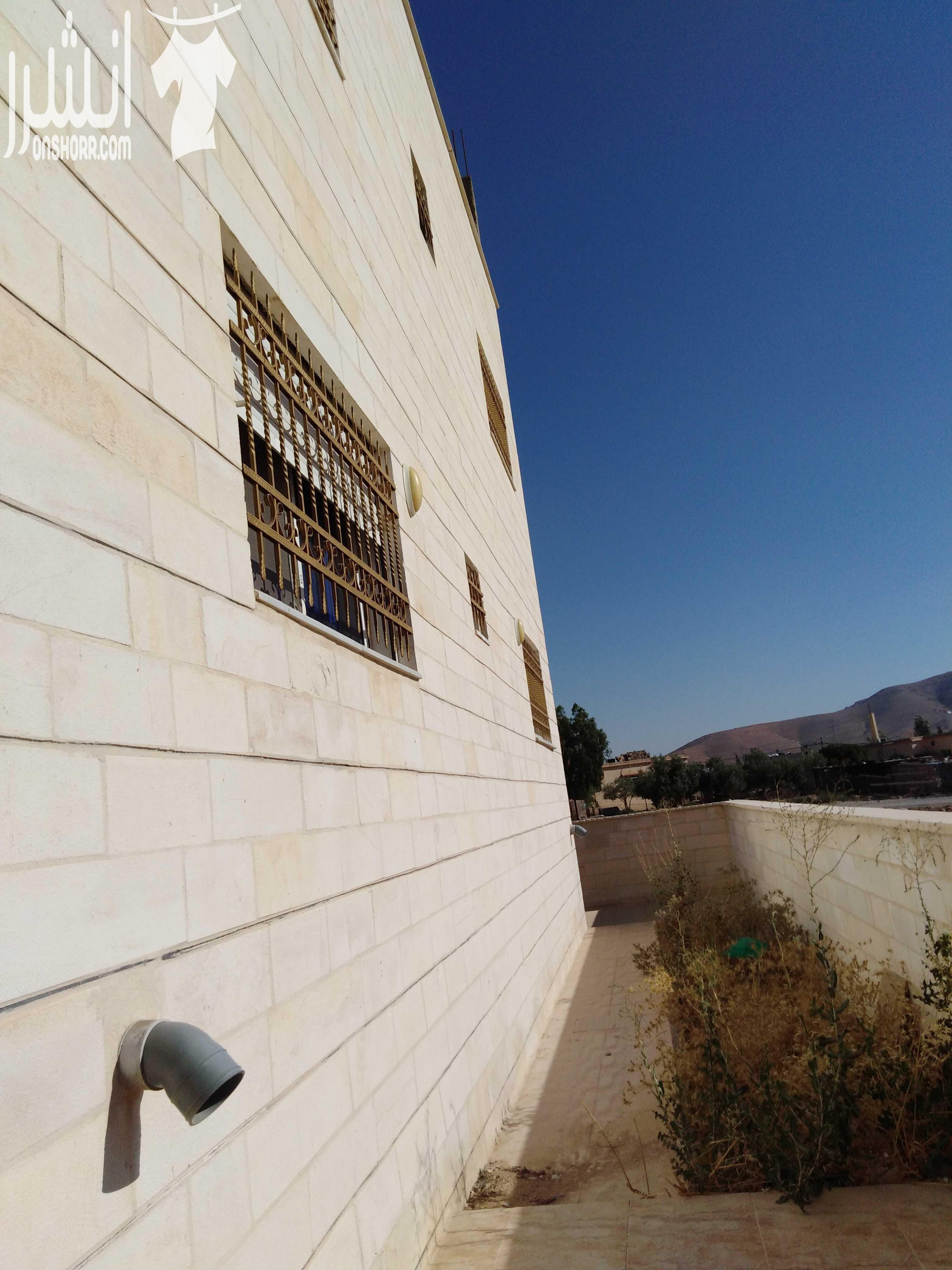 عمارة طابقين للبيع على شارع واحد اربع شقق مشطبه بالكامل ومن افخر انواع التشطيبات موقع مميز كل شقه ثلاث غرف واحده ماستر وحمامين وصالون كبير ومطبخ امريكي راكب جاهز وجبسم بورد لا تحتاج الا الاثاث الموق...
