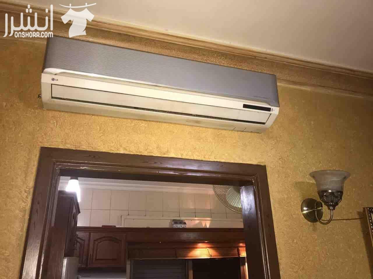 مساحه 148كوشان و158فعلي طابق تاني بجانب الكليه العلميه الاسلاميه ومدارس تقارب 3غرف نوم واحده ماستر3حمامات وغرفة معيشه وغرفة ضيوف وبلكونه مطبخ راكب (المطبخ المثالي) كراج مستقل مكيفات عدد 3حديد حمايه ل...