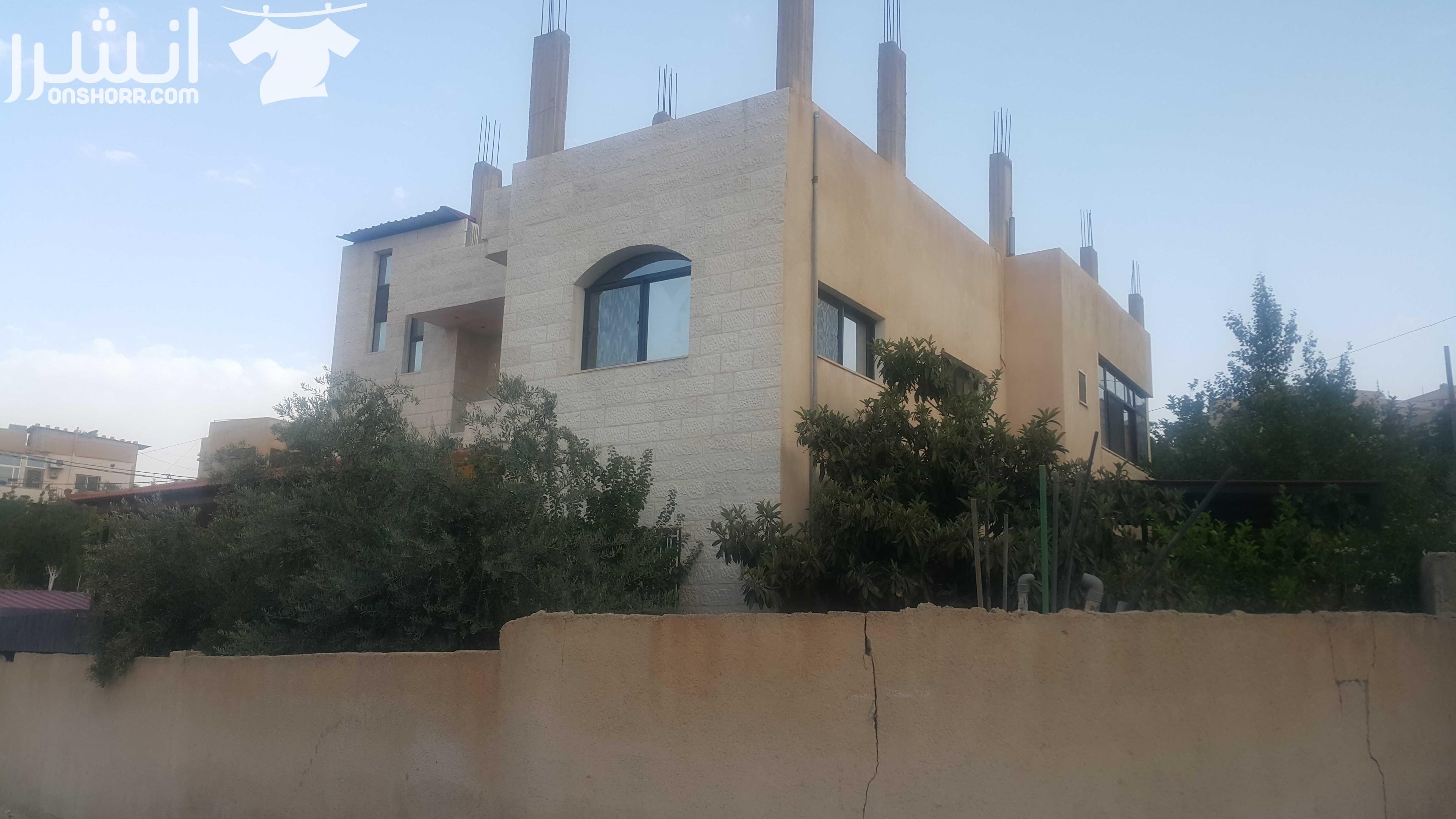 بيت كامل طابقين للبيع . مساحه الارض 834م اربع واجهات حجر اماميه مسور بالكامل الطابق الاول مساحته 286 متر مع تراس امامي قرميد مساحه القرميد 36 متر 5 غرفه نوم، 3حمامات مراوح سقف في جميع الغرف صاله استقب...