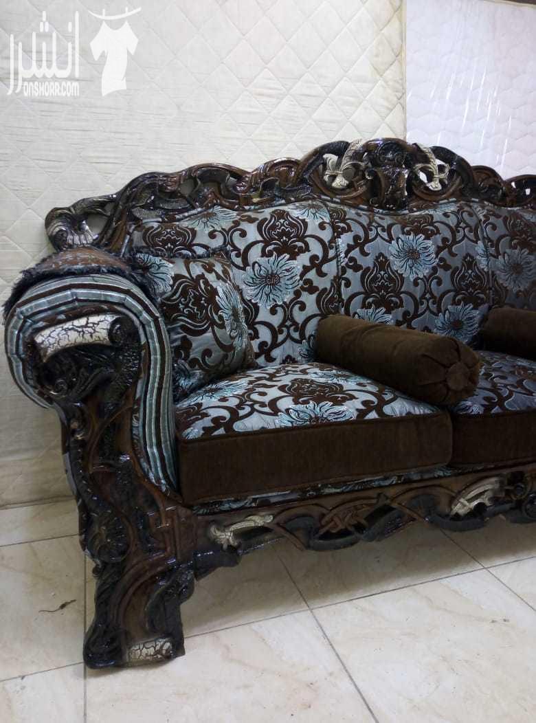 لعشاق الفخامة والتميز طقم كنب مصري دمياطي استعمال خفيف خشب زان أحمر نقش يدوي ثقيل كتير المفردة بدها شخصين ليحملوها أسفنج ضغط عالي قماش شانيل لون تركوازي وبني اشي فاخر بصلاة على النبي مكلف 2000 مطلوب ف...