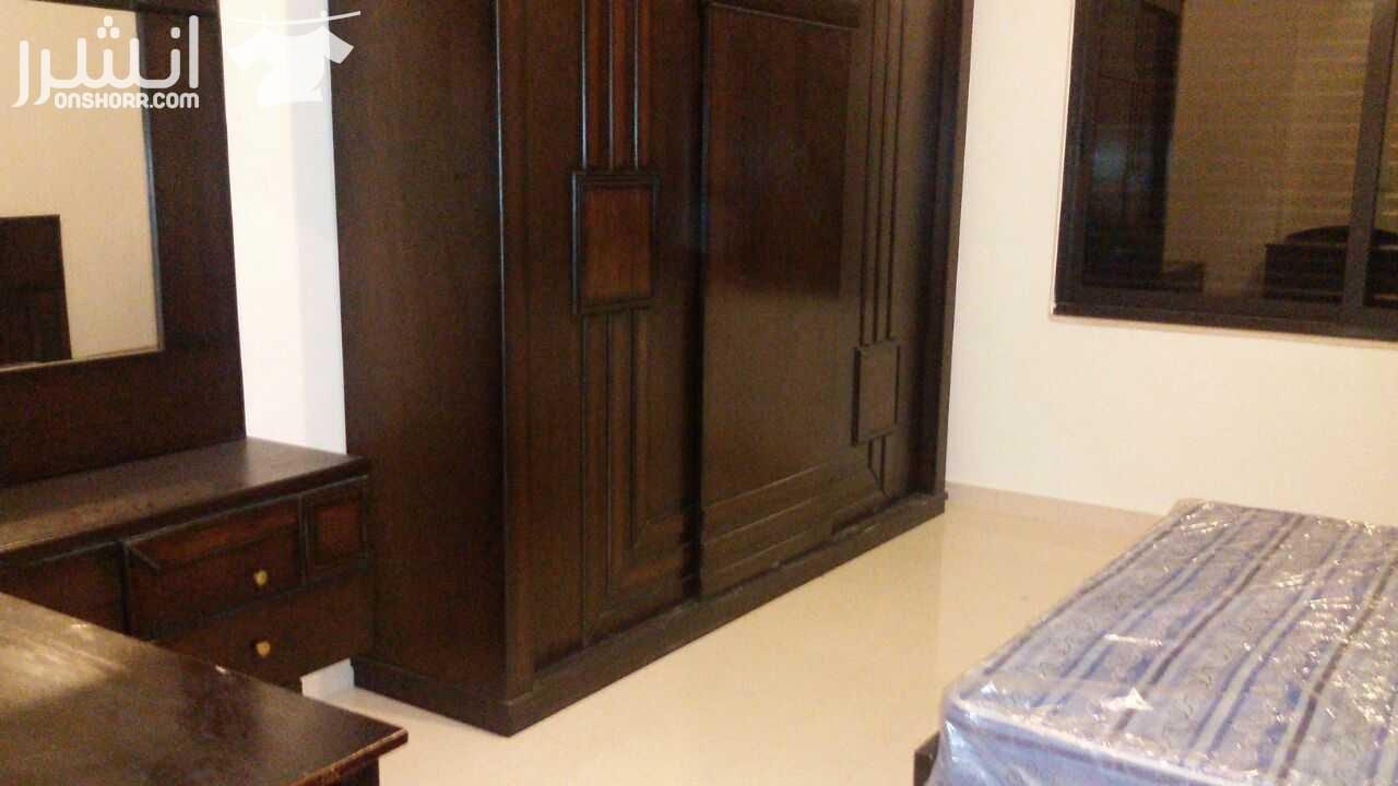 شقه مفروشه فاخره للايجار
الموقع : دير غبار
شقه جديدة أرضيه مكونه من 4 غرف نوم و 4 حمامات صالون واسع غرفة معيشة غرفة خادمه تكييف مركزي تدفأ تحت البلاط تراس أمامي وجاني منطقه هادئه ومطله على عبدو...