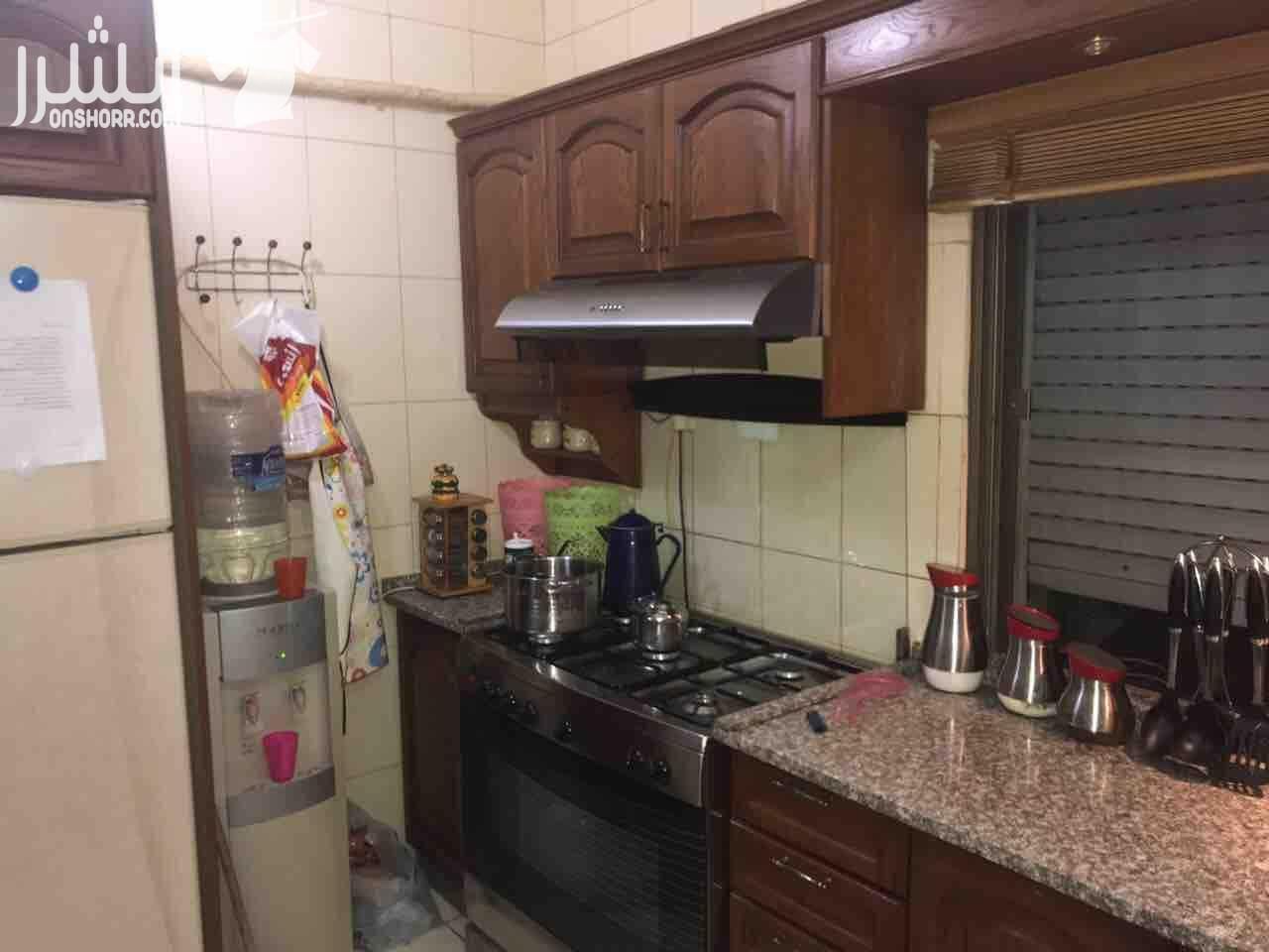 مساحه 148كوشان و158فعلي طابق تاني بجانب الكليه العلميه الاسلاميه ومدارس تقارب 3غرف نوم واحده ماستر3حمامات وغرفة معيشه وغرفة ضيوف وبلكونه مطبخ راكب (المطبخ المثالي) كراج مستقل مكيفات عدد 3حديد حمايه ل...
