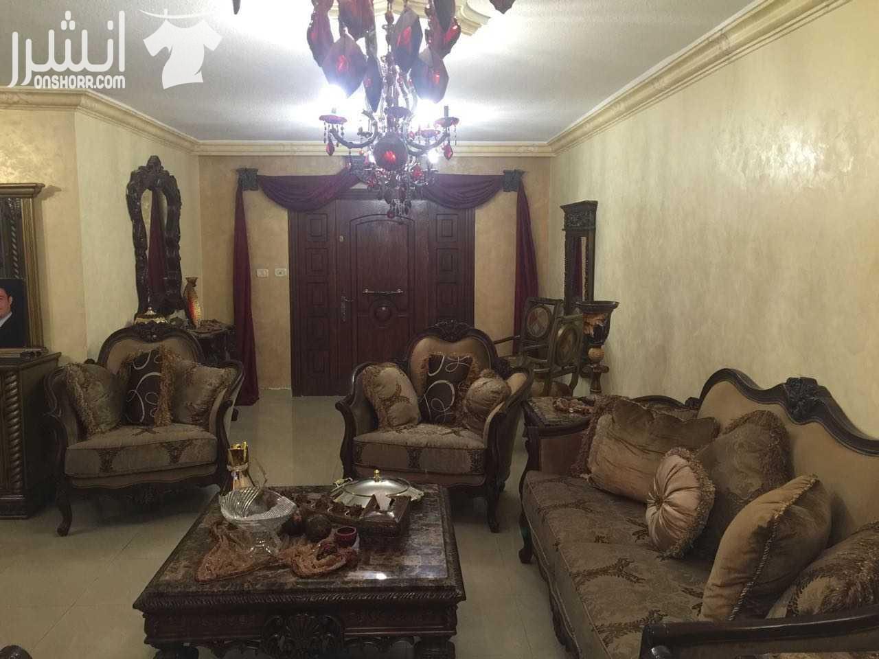 شقه فخمة للبيع بسعر مغري مع العفش شقه ارضيه بمنطقة الجبيهه مقابل التعليم العالي مساحتها١٤٥... متر مربع وغرفة ٣٠ متر اضافيه من الحديقه، ثلاث غرف نوم واحده ماستر، حمامين، صالة معيشه كبيره، غرفة ضيوف...