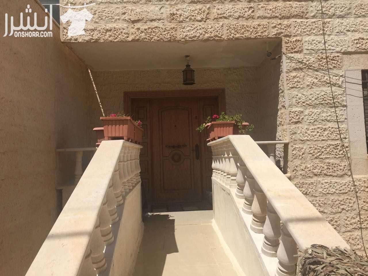 شقه فخمة للبيع بسعر مغري مع العفش شقه ارضيه بمنطقة الجبيهه مقابل التعليم العالي مساحتها١٤٥... متر مربع وغرفة ٣٠ متر اضافيه من الحديقه، ثلاث غرف نوم واحده ماستر، حمامين، صالة معيشه كبيره، غرفة ضيوف...