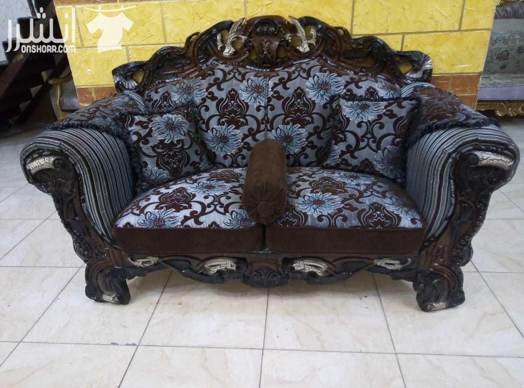 لعشاق الفخامة والتميز طقم كنب مصري دمياطي استعمال خفيف خشب زان أحمر نقش يدوي ثقيل كتير المفردة بدها شخصين ليحملوها أسفنج ضغط عالي قماش شانيل لون تركوازي وبني اشي فاخر بصلاة على النبي مكلف 2000 مطلوب ف...