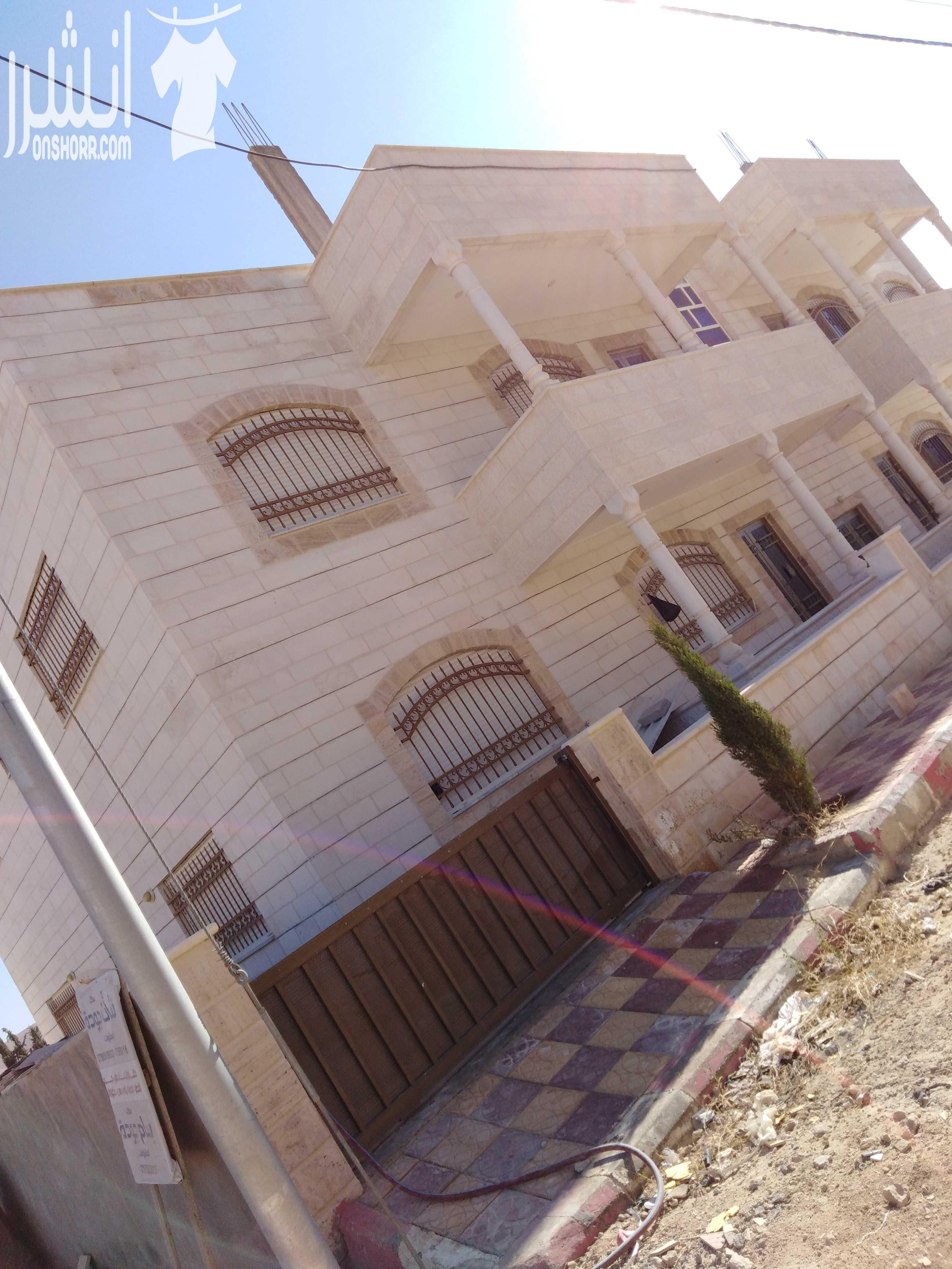 عمارة طابقين للبيع على شارع واحد اربع شقق مشطبه بالكامل ومن افخر انواع التشطيبات موقع مميز كل شقه ثلاث غرف واحده ماستر وحمامين وصالون كبير ومطبخ امريكي راكب جاهز وجبسم بورد لا تحتاج الا الاثاث الموق...