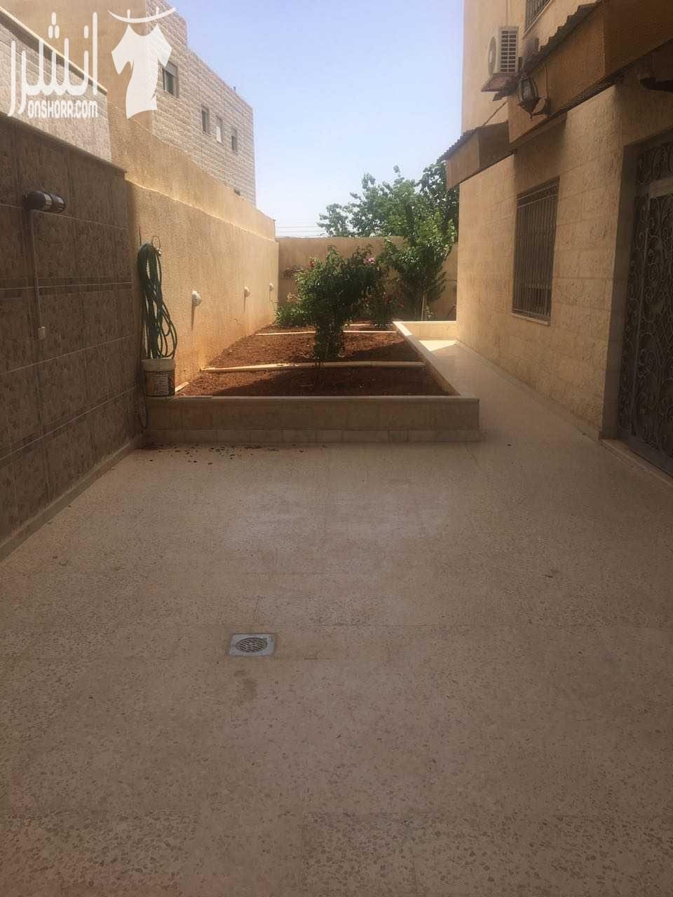 شقة 180م شبه أرضية مع حديقة وتراسات 300م , مدخل مستقل عدد 3 للبيع في اجمل مناطق تلاع العلي تشطيبات سوبر ديلوكس , سيراميك اسباني , زجاج دبل , ابجورات كهرباء , ديكورات جبصين اسقف جبسن بورد , اطقم معلقة...