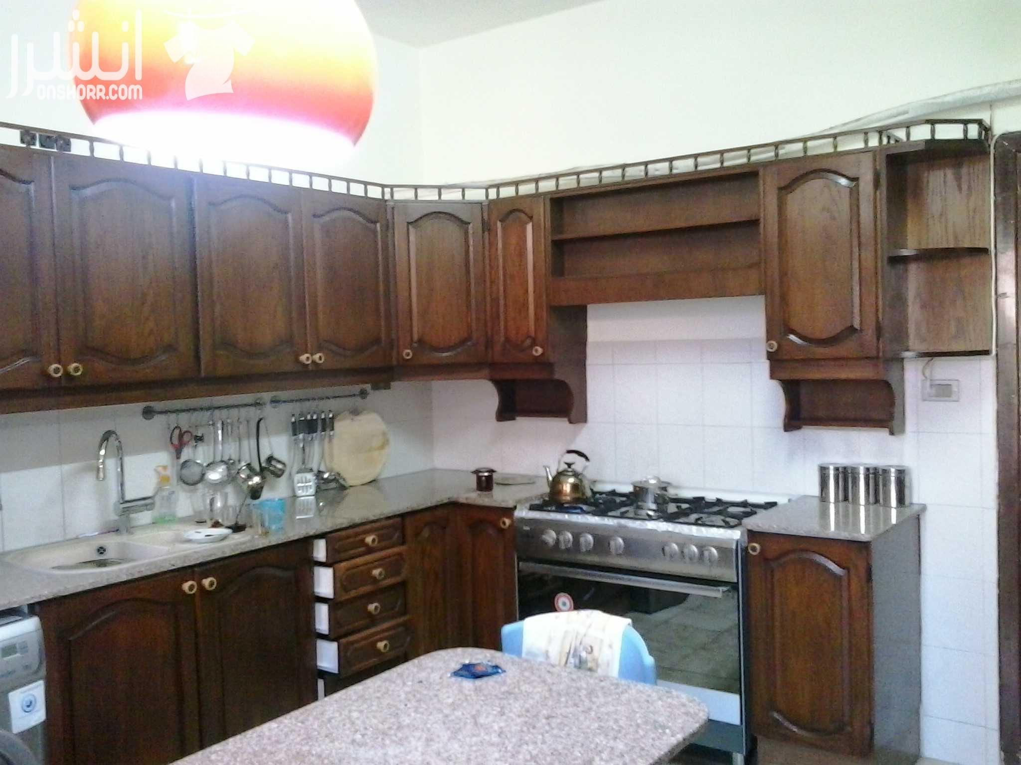 شقة فاخرة في عرجان قرب وزارة الداخلية والمدينة الرياضية, 151م2 مكونة من 3 غرف نوم, حمامين وصالون 60م2 وبالكون, طابق اول. مطبخ راكب خشب بلوط. بئر ماء 4م3. تدفئة ايطالية. شبابك المنيوم دبل مع اباجو...
