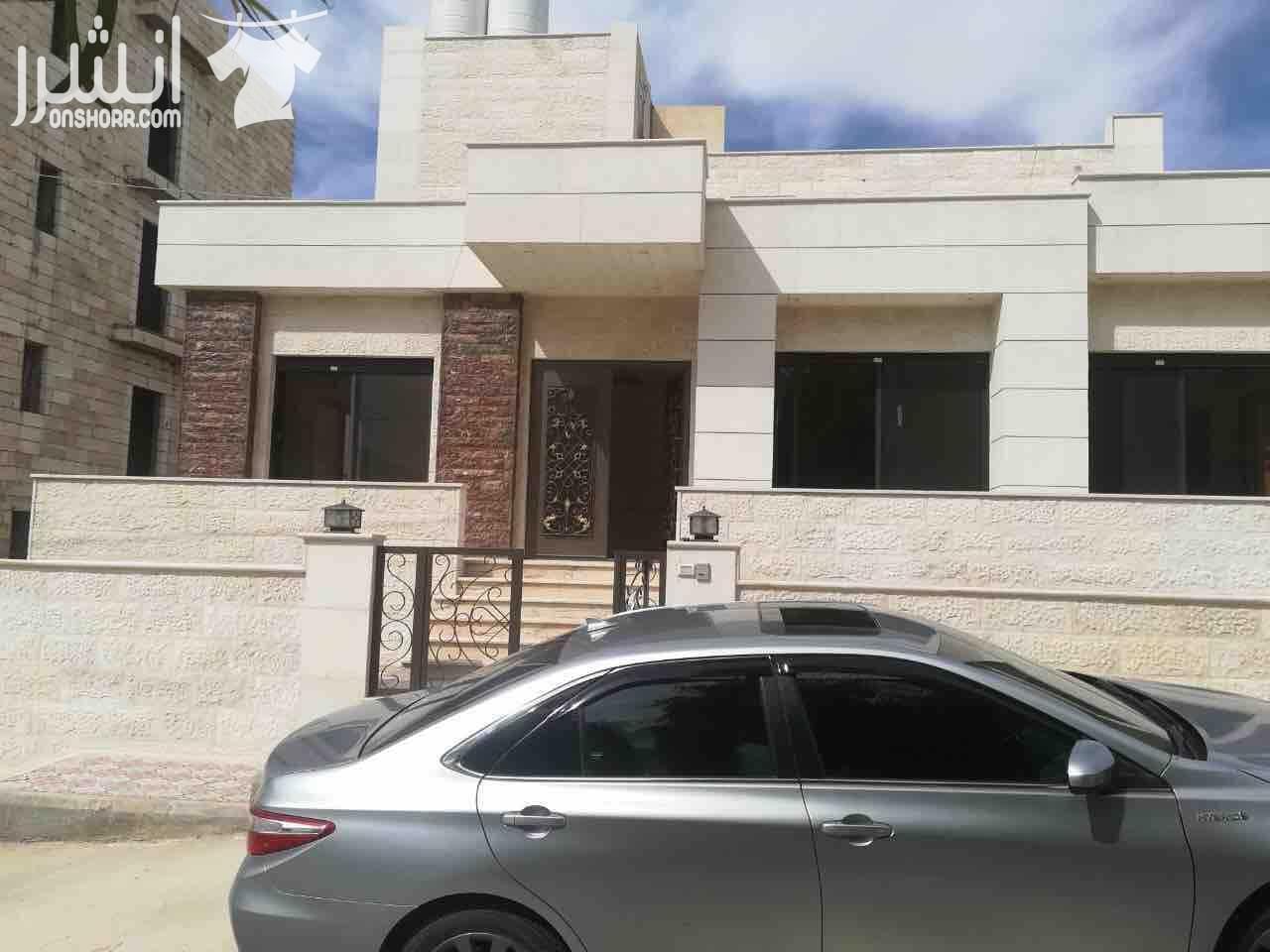 فيلا بناء جديد مساحه الأرض 500 متر مساحه الفيلا كاملة 660متر مكونة من طابق تسوية بمساحة 235متر طابق روف بمساحة 170متر يوجد كراج عدد 2 ترأس أمامي كبير يوجد فيها 3مداخل 5غرف نوم ماستر مطبخ معيشة صالون ك...