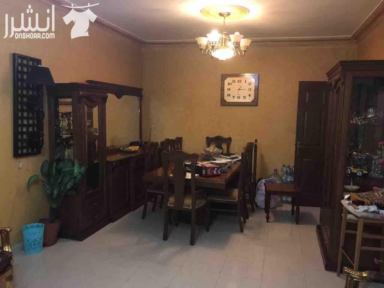 مساحه 148كوشان و158فعلي طابق تاني بجانب الكليه العلميه الاسلاميه ومدارس تقارب 3غرف نوم واحده ماستر3حمامات وغرفة معيشه وغرفة ضيوف وبلكونه مطبخ راكب (المطبخ المثالي) كراج مستقل مكيفات عدد 3حديد حمايه ل...