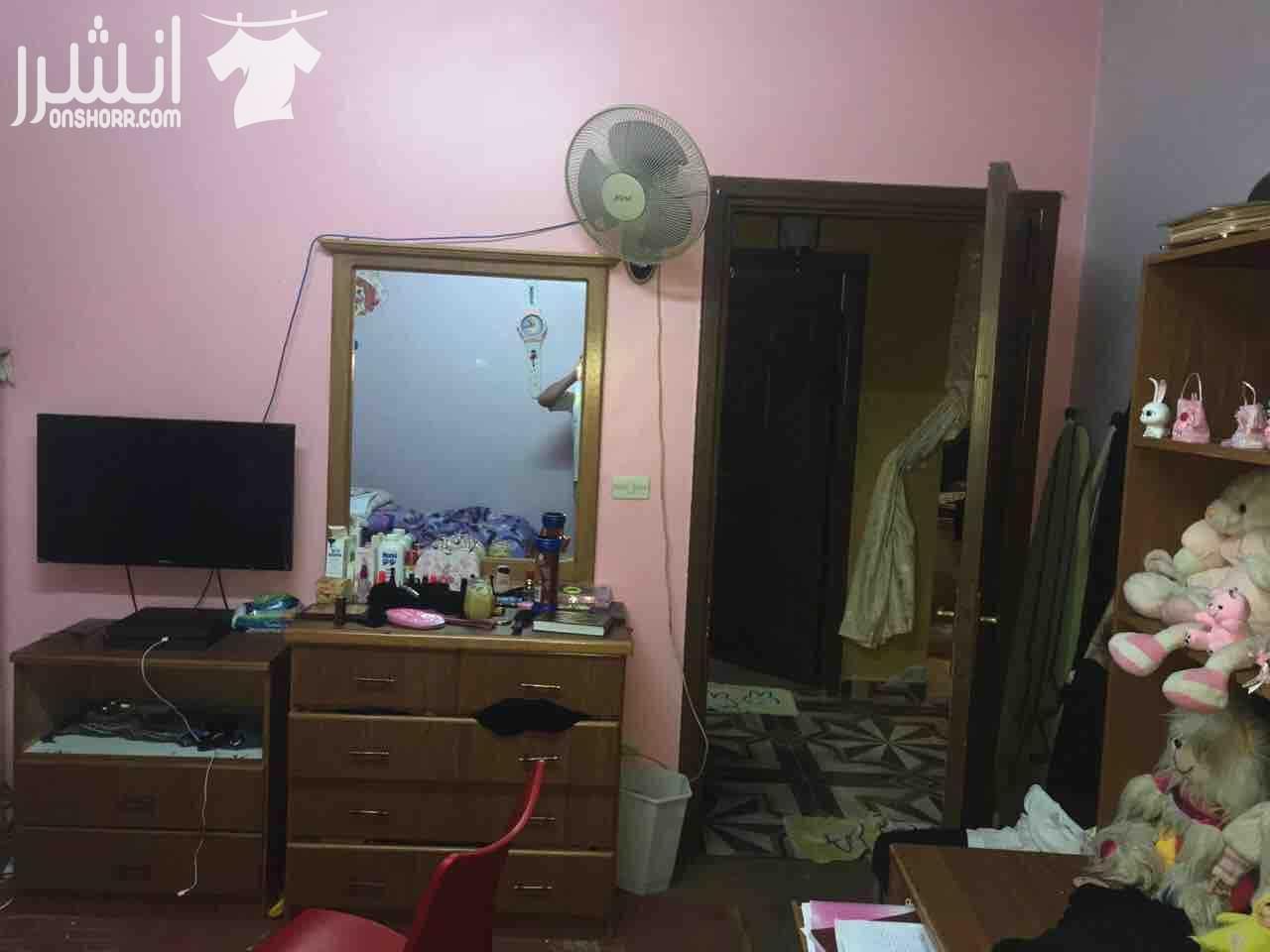 مساحه 148كوشان و158فعلي طابق تاني بجانب الكليه العلميه الاسلاميه ومدارس تقارب 3غرف نوم واحده ماستر3حمامات وغرفة معيشه وغرفة ضيوف وبلكونه مطبخ راكب (المطبخ المثالي) كراج مستقل مكيفات عدد 3حديد حمايه ل...