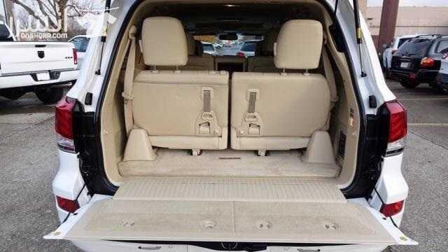 صنع وطراز: لكزس LX 570 السنة: 2015 ناقل الحركة: أوتوماتيكي العداد: 40،319 كلم لمزيد من التفاصيل البريد الالكتروني لي: cmurad300@gmail.com