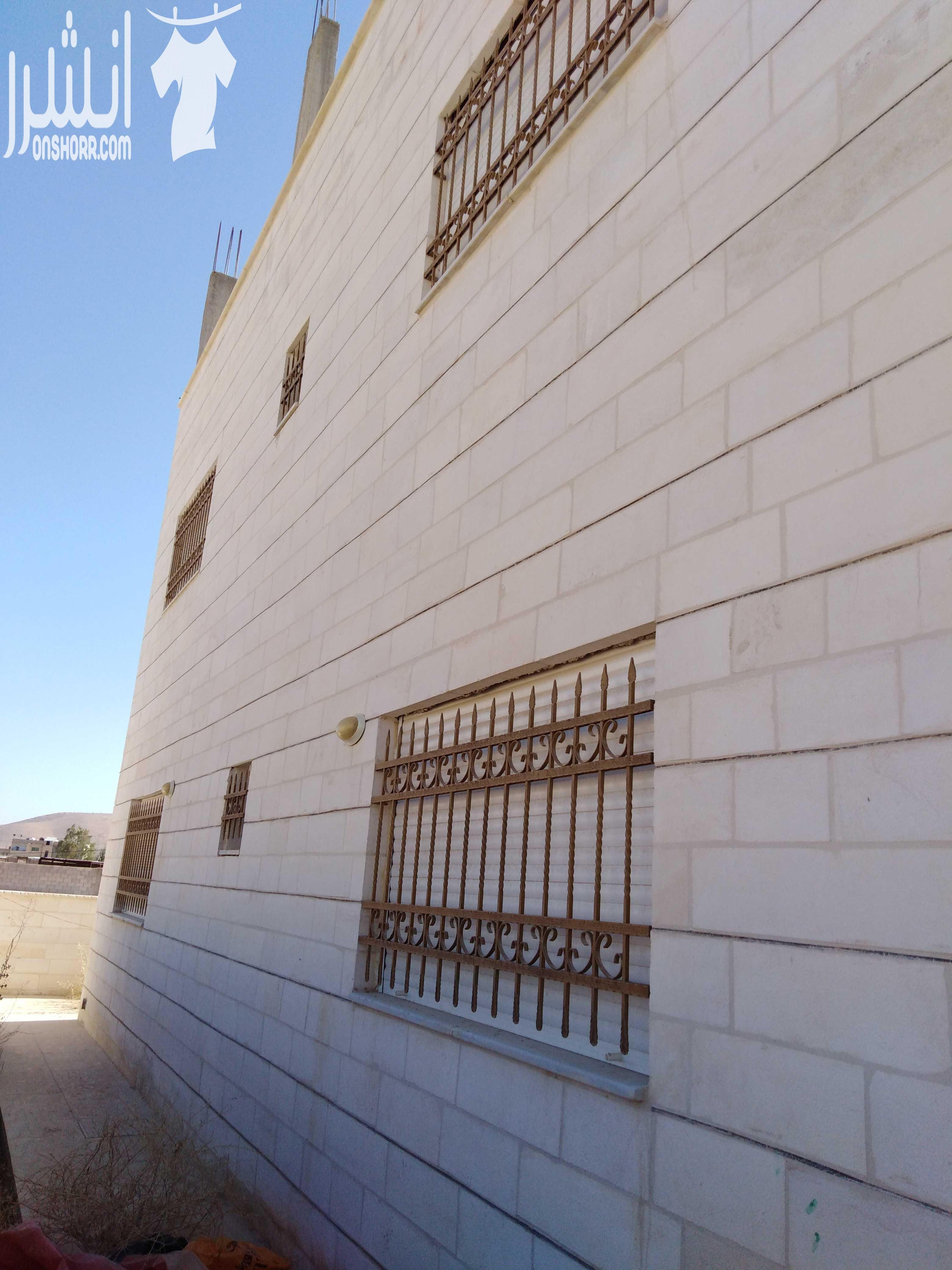 عمارة طابقين للبيع على شارع واحد اربع شقق مشطبه بالكامل ومن افخر انواع التشطيبات موقع مميز كل شقه ثلاث غرف واحده ماستر وحمامين وصالون كبير ومطبخ امريكي راكب جاهز وجبسم بورد لا تحتاج الا الاثاث الموق...