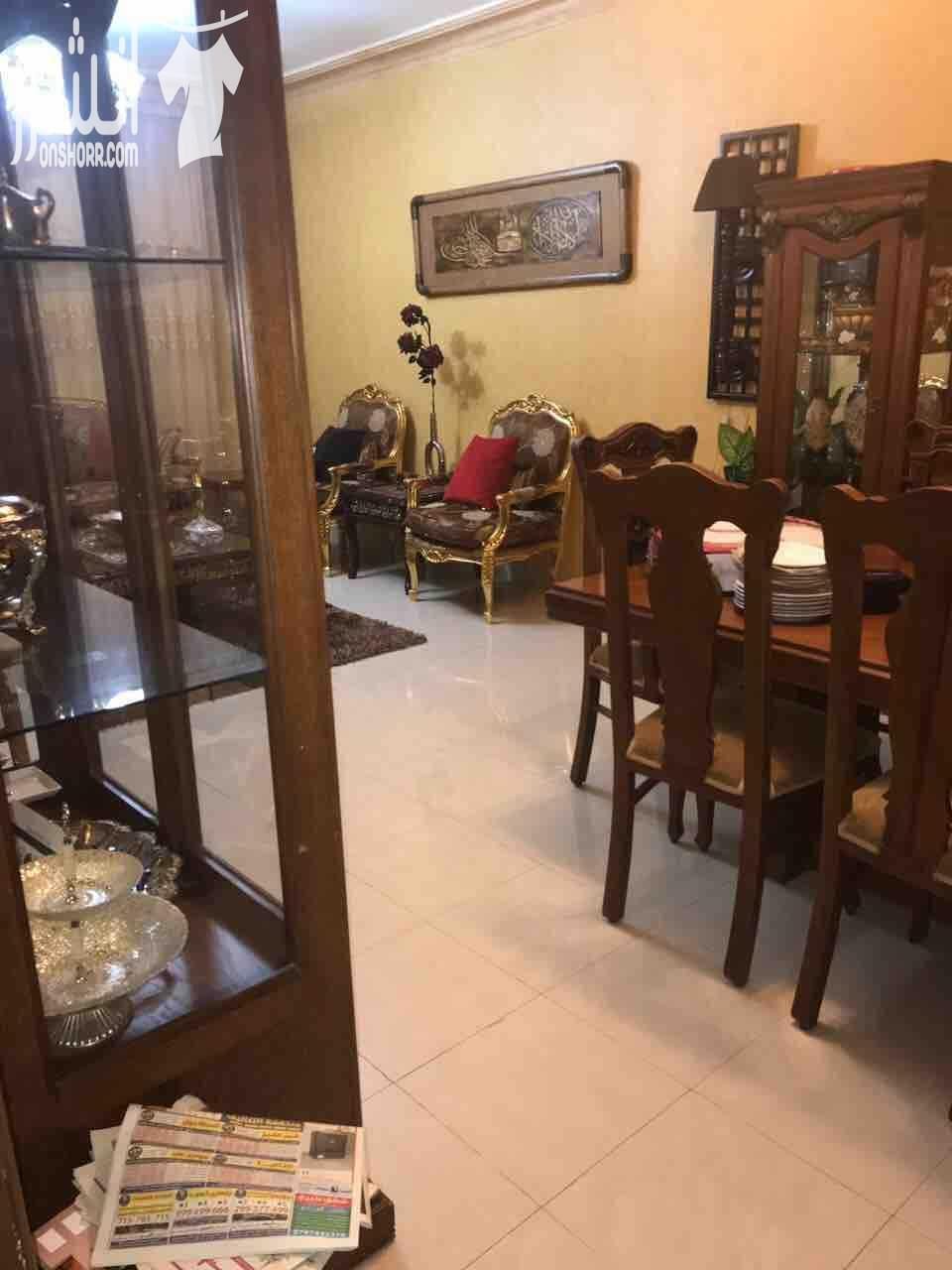 مساحه 148كوشان و158فعلي طابق تاني بجانب الكليه العلميه الاسلاميه ومدارس تقارب 3غرف نوم واحده ماستر3حمامات وغرفة معيشه وغرفة ضيوف وبلكونه مطبخ راكب (المطبخ المثالي) كراج مستقل مكيفات عدد 3حديد حمايه ل...