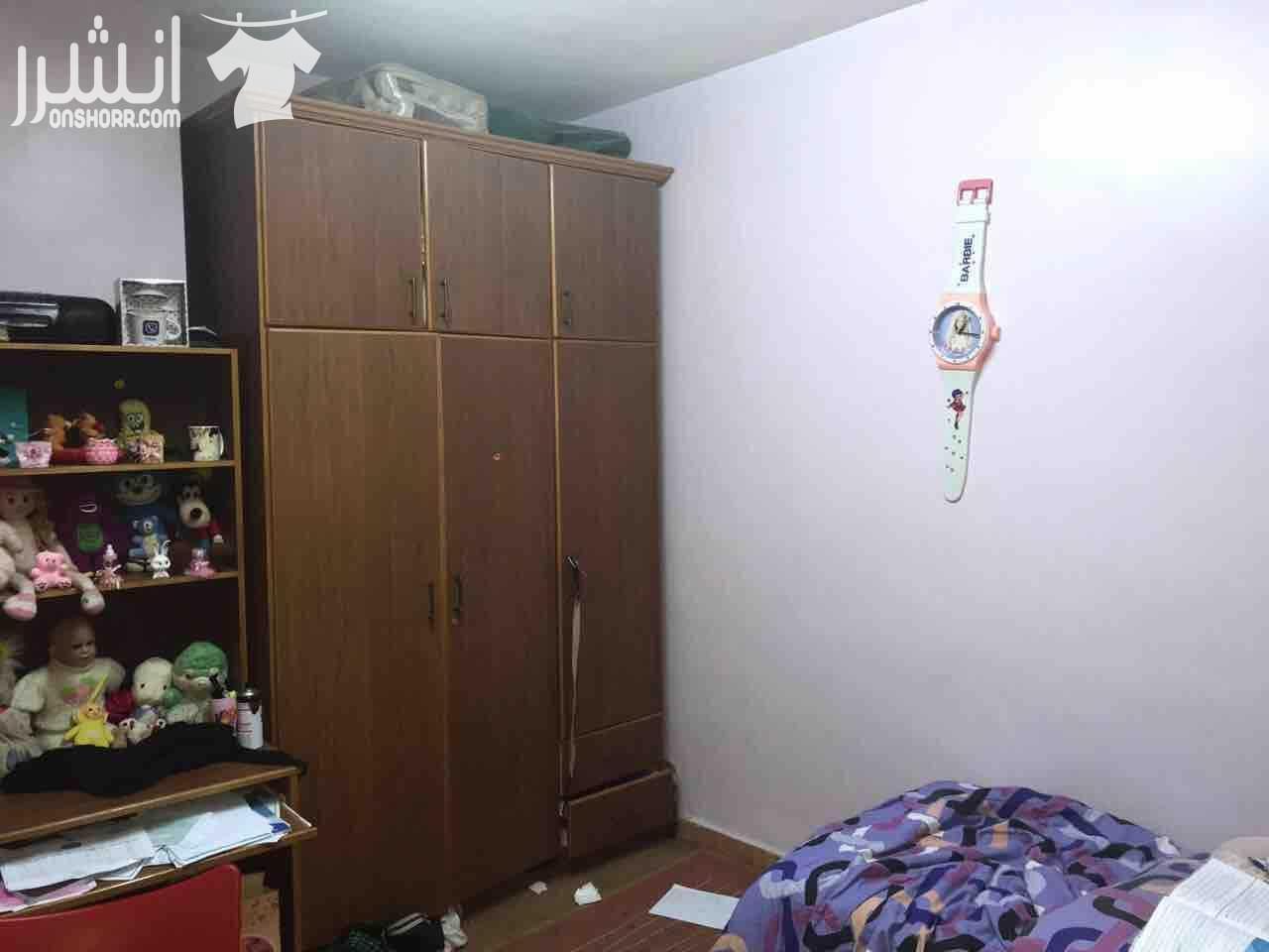 مساحه 148كوشان و158فعلي طابق تاني بجانب الكليه العلميه الاسلاميه ومدارس تقارب 3غرف نوم واحده ماستر3حمامات وغرفة معيشه وغرفة ضيوف وبلكونه مطبخ راكب (المطبخ المثالي) كراج مستقل مكيفات عدد 3حديد حمايه ل...