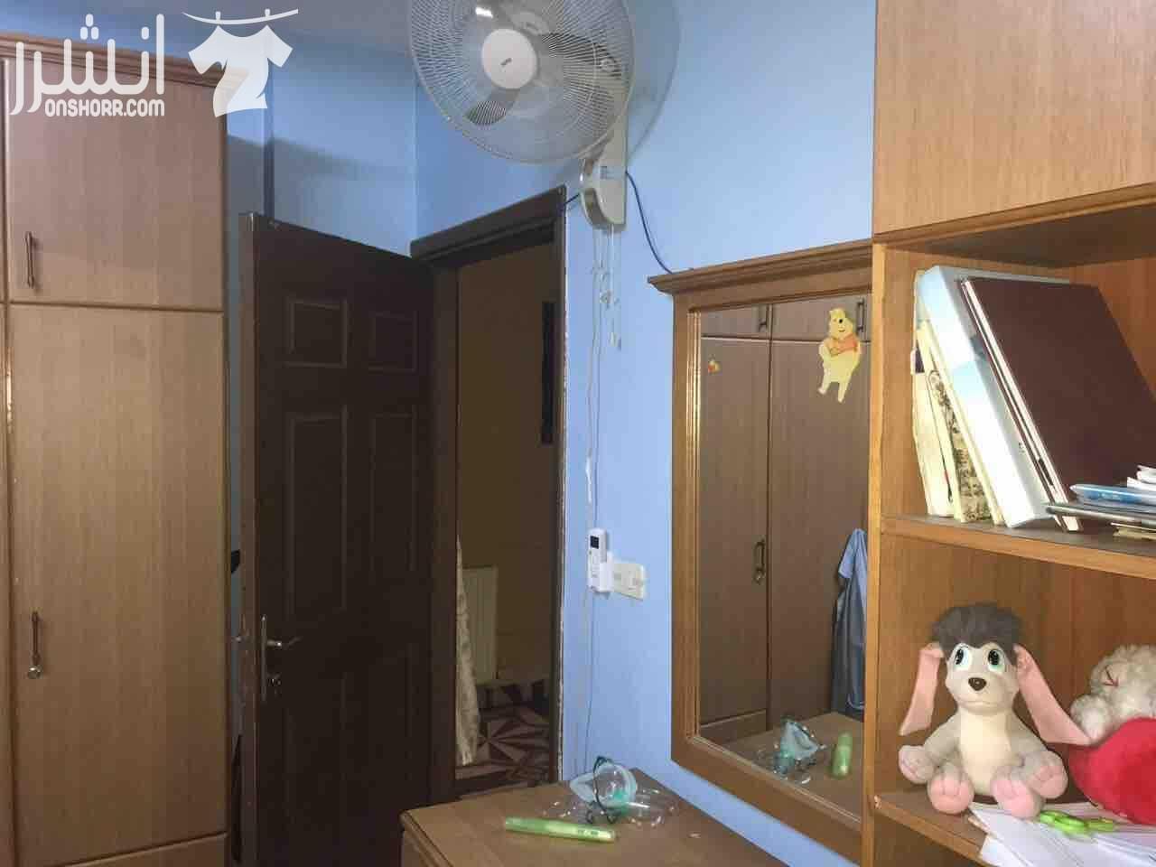 مساحه 148كوشان و158فعلي طابق تاني بجانب الكليه العلميه الاسلاميه ومدارس تقارب 3غرف نوم واحده ماستر3حمامات وغرفة معيشه وغرفة ضيوف وبلكونه مطبخ راكب (المطبخ المثالي) كراج مستقل مكيفات عدد 3حديد حمايه ل...