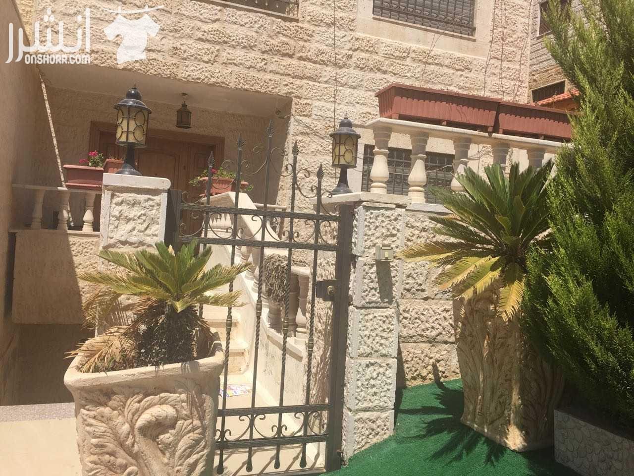 شقه فخمة للبيع بسعر مغري مع العفش شقه ارضيه بمنطقة الجبيهه مقابل التعليم العالي مساحتها١٤٥... متر مربع وغرفة ٣٠ متر اضافيه من الحديقه، ثلاث غرف نوم واحده ماستر، حمامين، صالة معيشه كبيره، غرفة ضيوف...