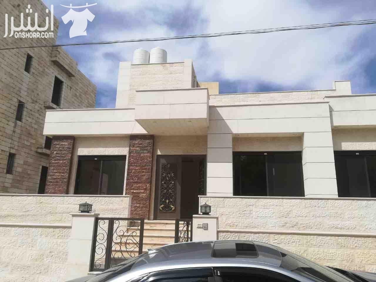 فيلا بناء جديد مساحه الأرض 500 متر مساحه الفيلا كاملة 660متر مكونة من طابق تسوية بمساحة 235متر طابق روف بمساحة 170متر يوجد كراج عدد 2 ترأس أمامي كبير يوجد فيها 3مداخل 5غرف نوم ماستر مطبخ معيشة صالون ك...