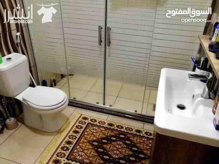 بيت مستقل للبيع في الزرقاء الجديده مكون من أربع غرف نوم وثلاث حمامات وصالة ضيوف وصالة معيشته مع مطبخ أمريكي مع المعيشه عمر البناء سنه البيت أعلى مواصفات البناء على الإطلاق عزل جميع واجهات البناء الشبا...