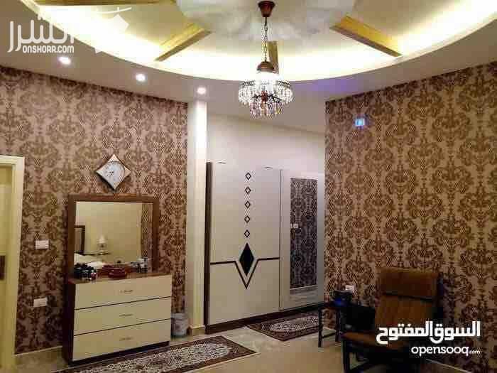 بيت مستقل للبيع في الزرقاء الجديده مكون من أربع غرف نوم وثلاث حمامات وصالة ضيوف وصالة معيشته مع مطبخ أمريكي مع المعيشه عمر البناء سنه البيت أعلى مواصفات البناء على الإطلاق عزل جميع واجهات البناء الشبا...