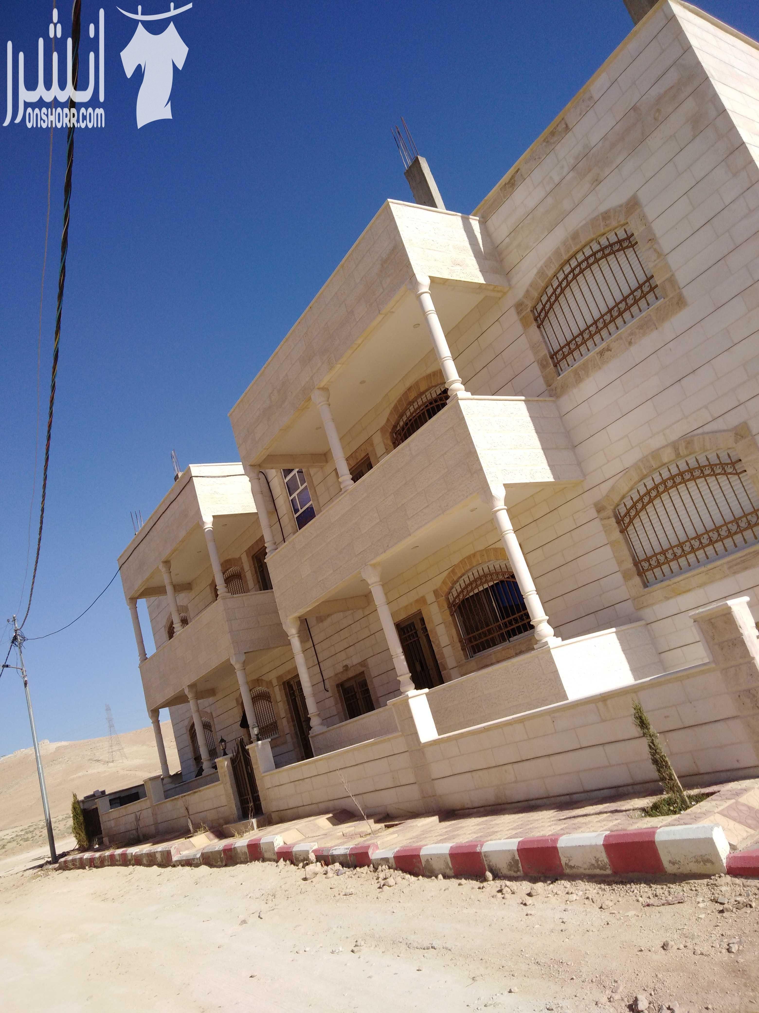 عمارة طابقين للبيع على شارع واحد اربع شقق مشطبه بالكامل ومن افخر انواع التشطيبات موقع مميز كل شقه ثلاث غرف واحده ماستر وحمامين وصالون كبير ومطبخ امريكي راكب جاهز وجبسم بورد لا تحتاج الا الاثاث الموق...